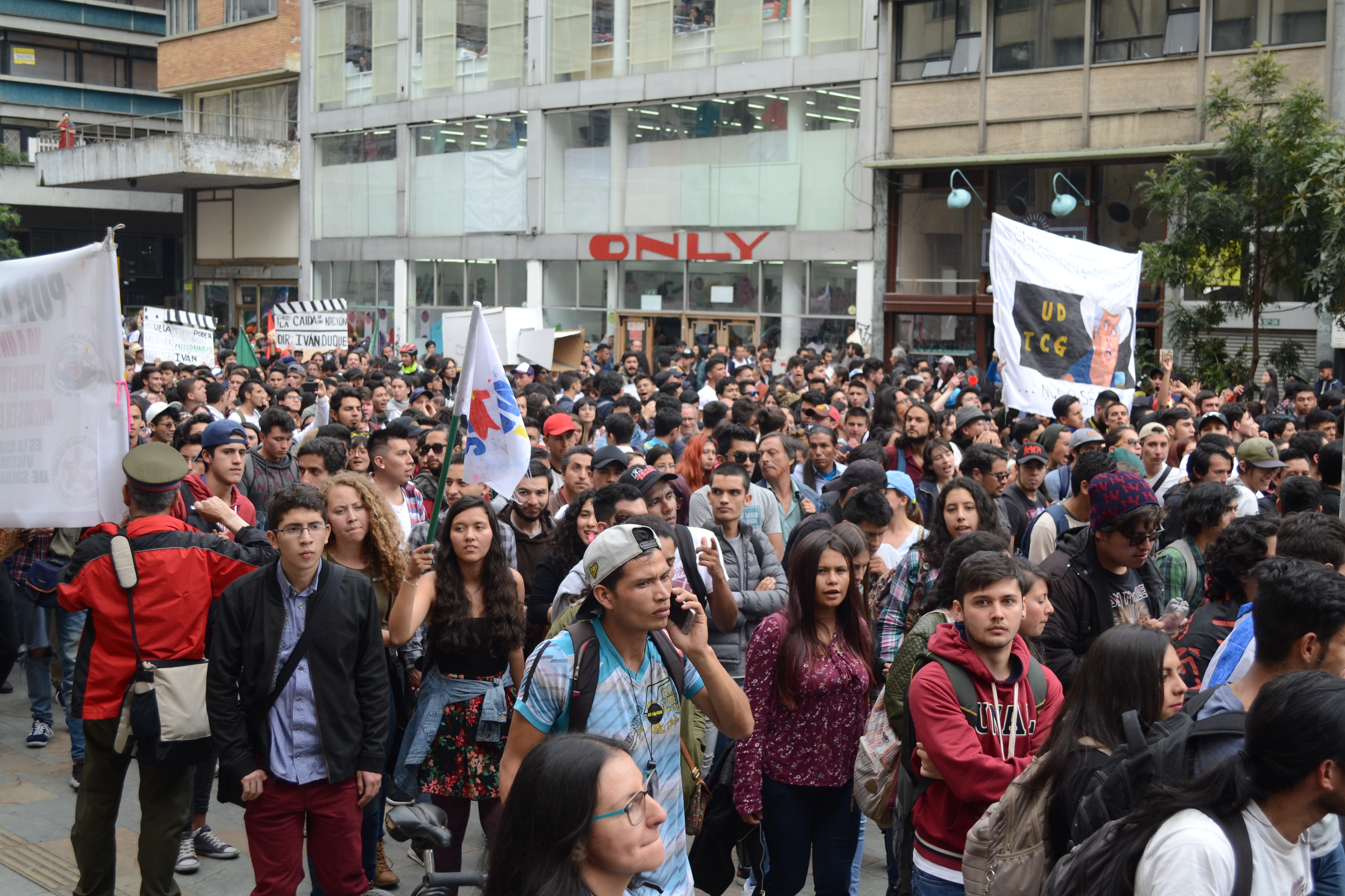 Image result for protestas en la ciudad bogota
