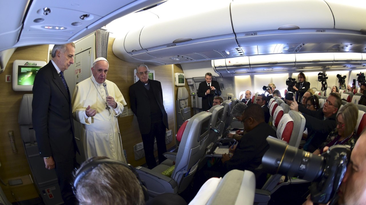 El papa Francisco se dirige a los medios de comunicación a bordo del avión que le lleva de roma a Nairobi. Foto: Tumblr