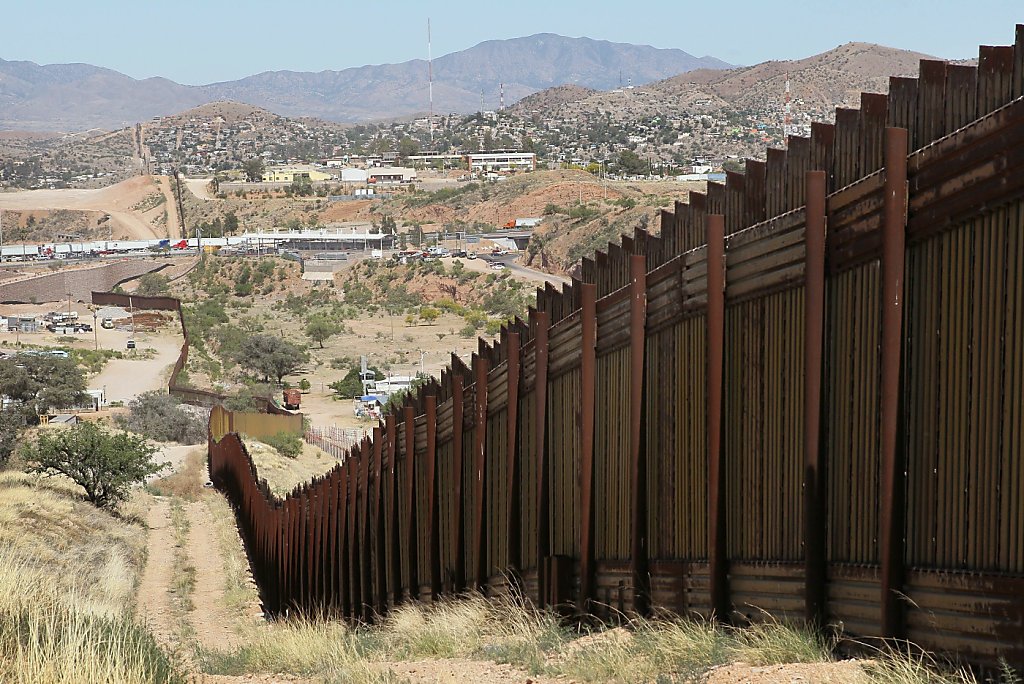 Donald Trump se refiere al: muro en México