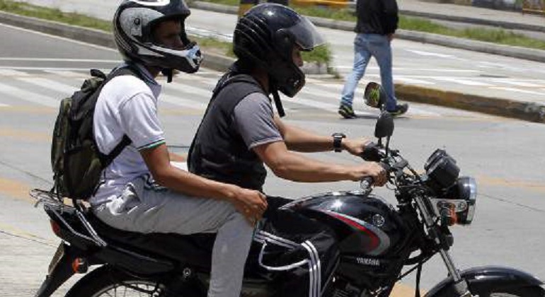 A partir de este martes quedará prohibido llevar parrillero hombre en moto  en Bogotá