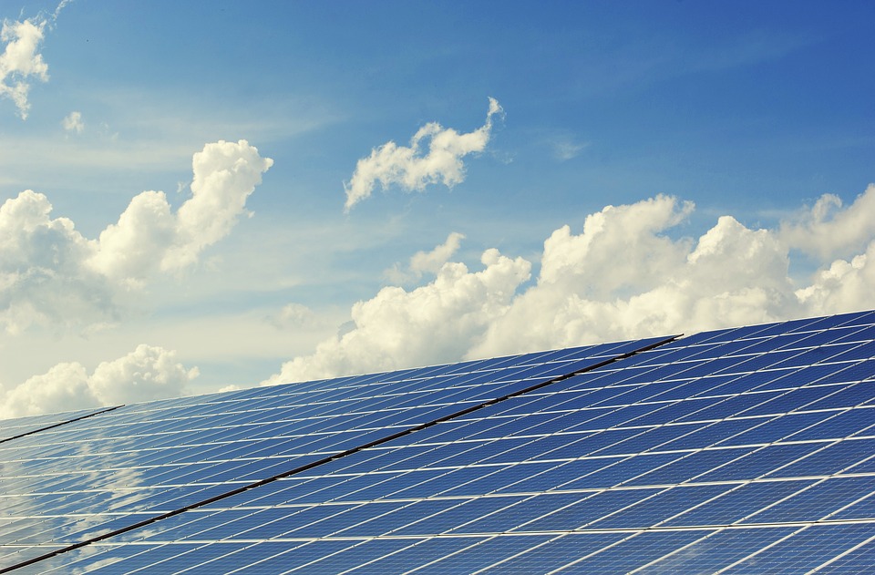 Energía solar ilumina a ciclistas en Ibagué