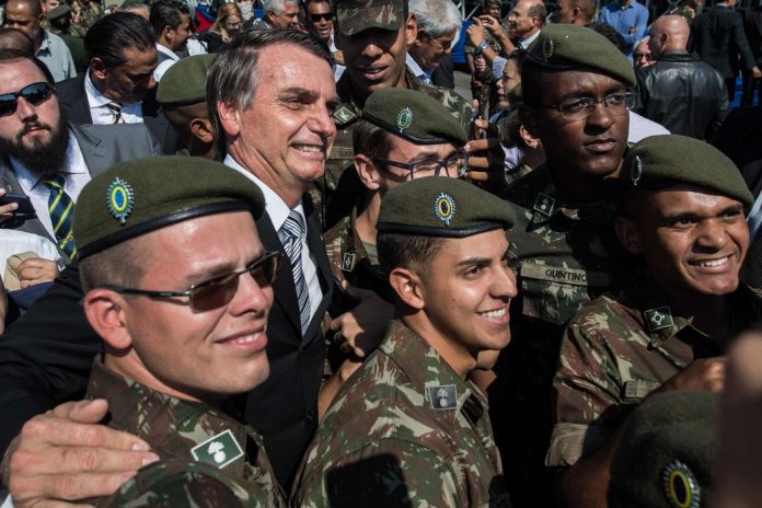 Bolsonaro y militares