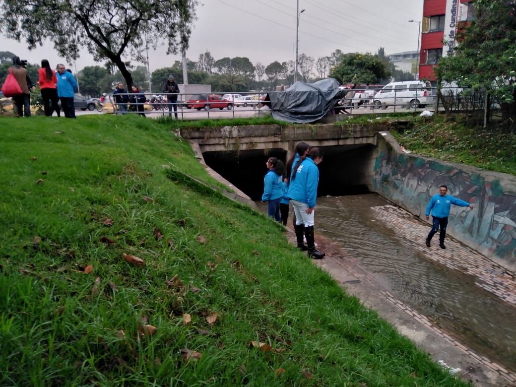 Debido a ola invernal, ‘Ángeles Azules’ refuerzan búsqueda en canales, caños y quebradas para proteger a los habitantes de calle