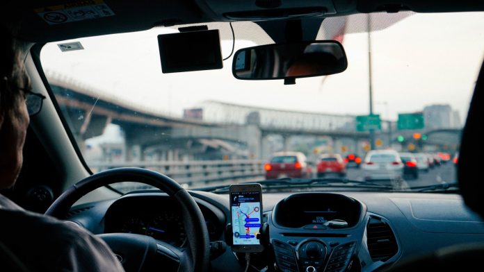 car_driving_driver_drive_mobile_phone-167000