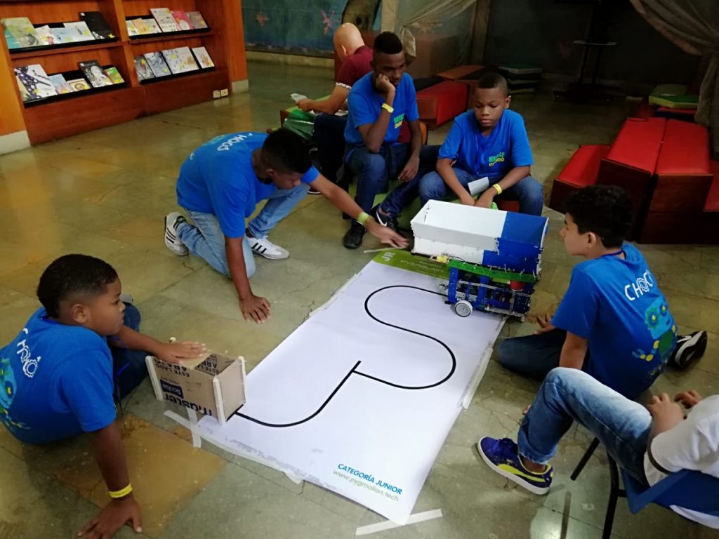 Este es 'Choqui', el robot de la Escuela de Robótica de Chocó que viajará al espacio