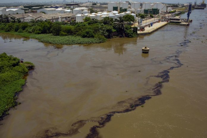 Mancha-de-petroleo-en-el-magdalena-en-barranquilla