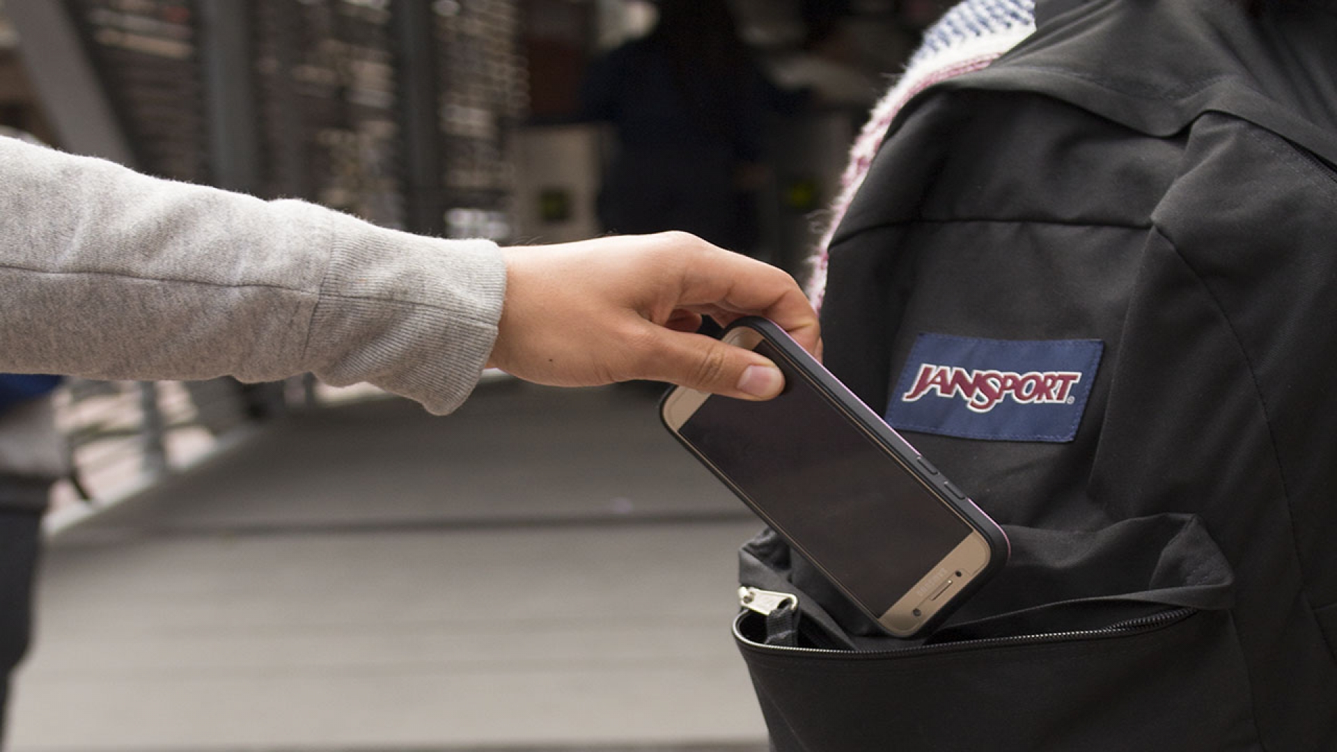 Banda roba celulares en transmilenio y mujer enfrenta a ladrones