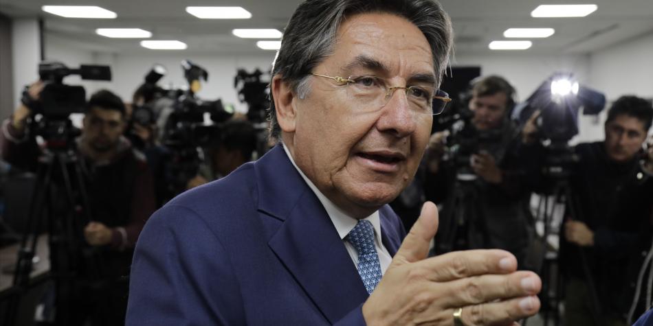 Mientras el exfiscal goza de 80 escoltas, los líderes sociales son asesinados a falta de protección