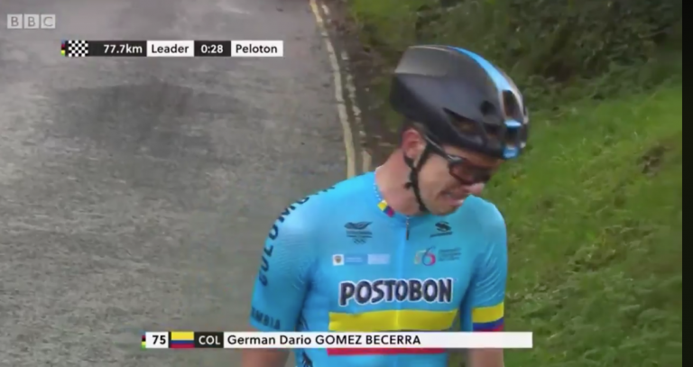 ¡Dramático momento! Ciclista colombiano queda fuera de carrera por ‘pinchazo’ y nadie le ayuda