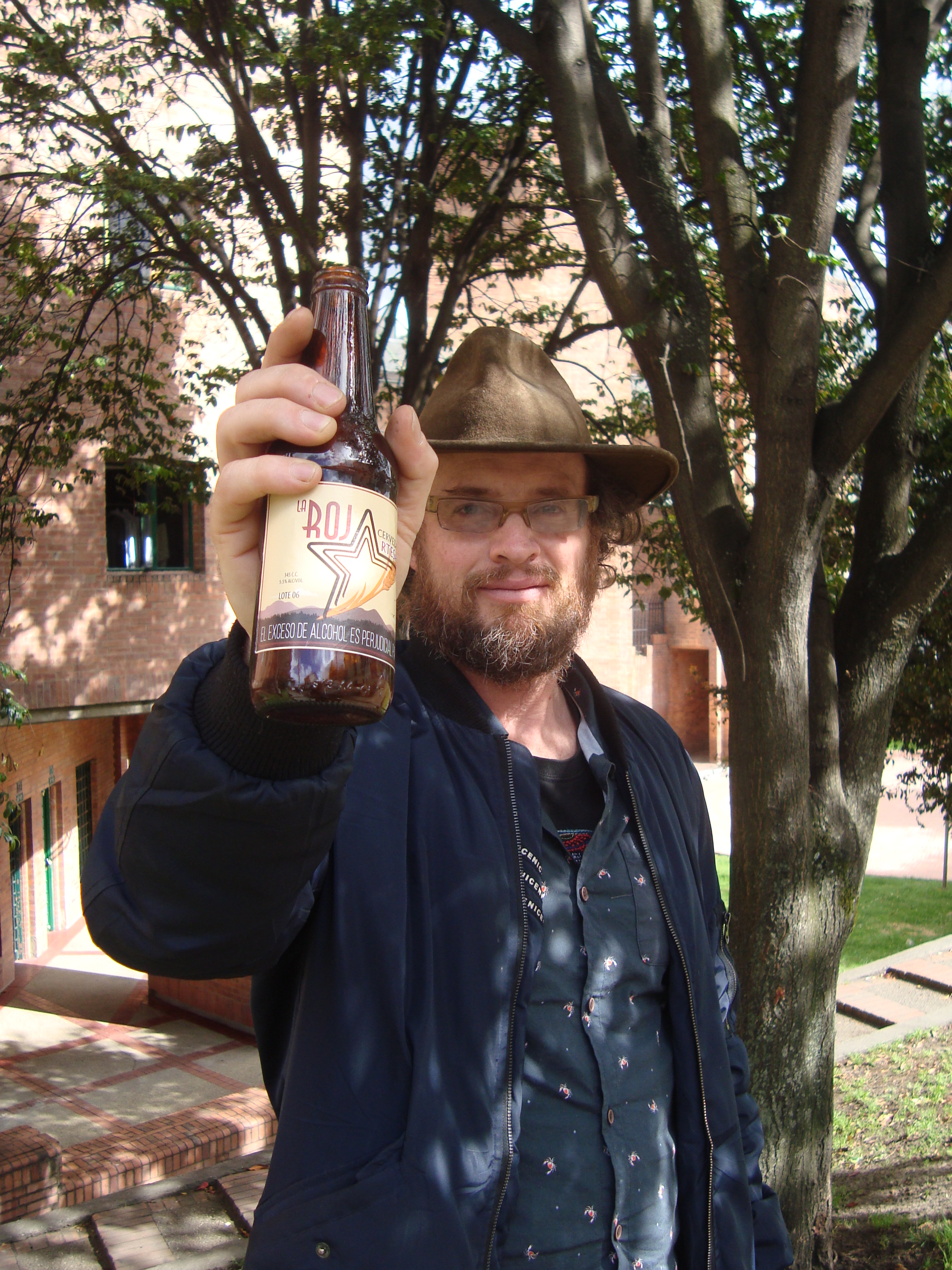 Brindis por la Paz, con Roja Cerveza Artesanal
