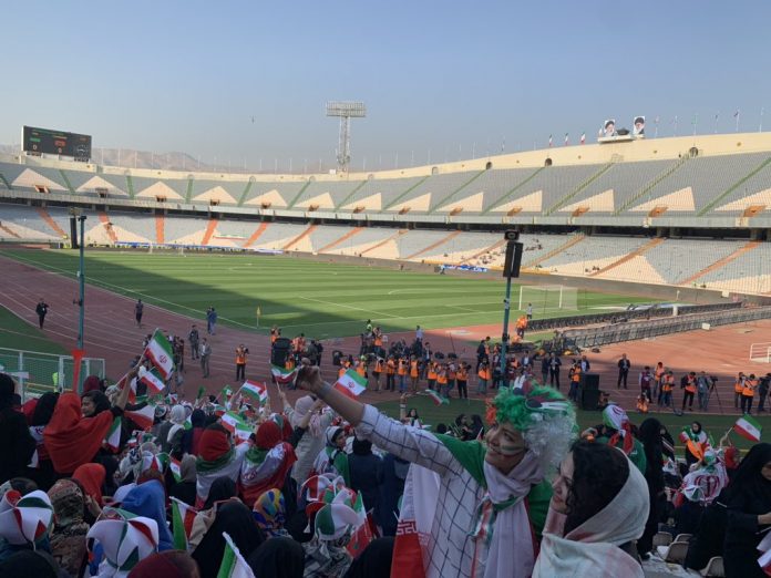Mujeres en estadio de Irán