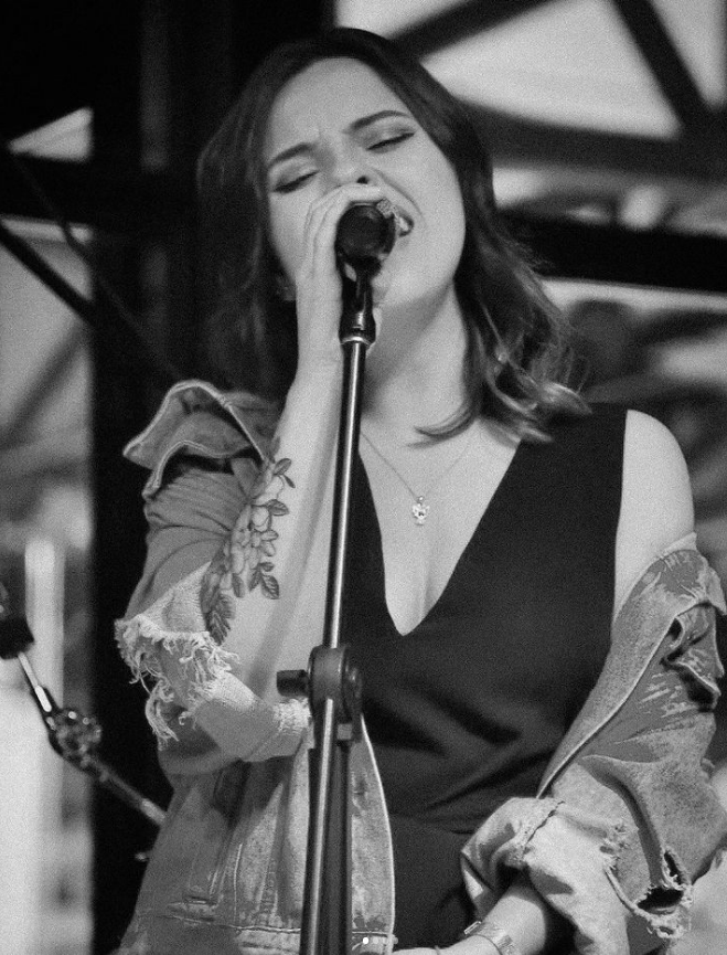 Ana María Villamil, cantante