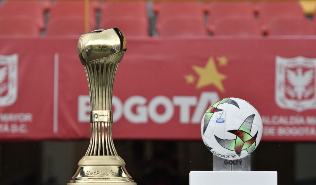 Trofeo y balón liga Betplay