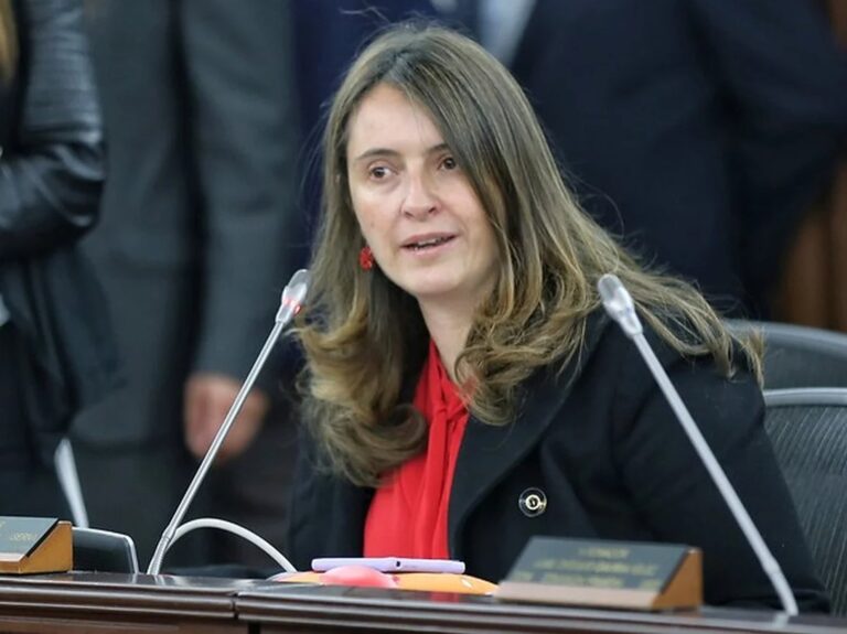 <strong>“Hay que sacar a la ministra Vélez”: Paloma Valencia sobre la moción de censura</strong>