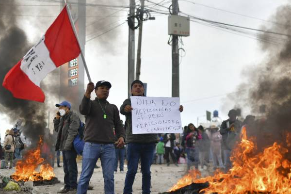 Toque de queda en ocho departamentos de Perú y se dictó prisión al ex presidente Castillo