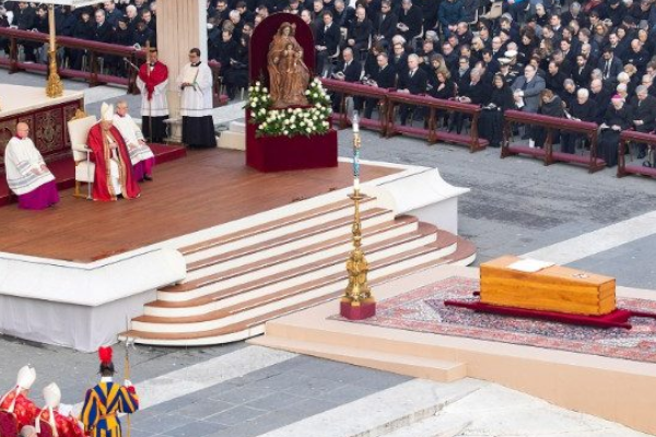 En la Plaza de San Pedro envuelta en un manto de neblina,  misa exequial del Papa emérito Benedicto XVI