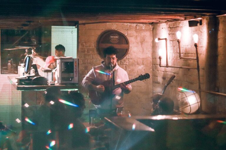 Pachamoro presenta ‘Sin Moralejas’, un EP satírico y visceral