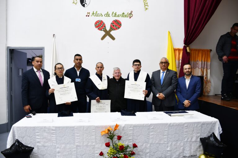 Privados de la libertad reciben sus diplomas como Administradores de Empresas, gracias a convenio INPEC – UNIMINUTO