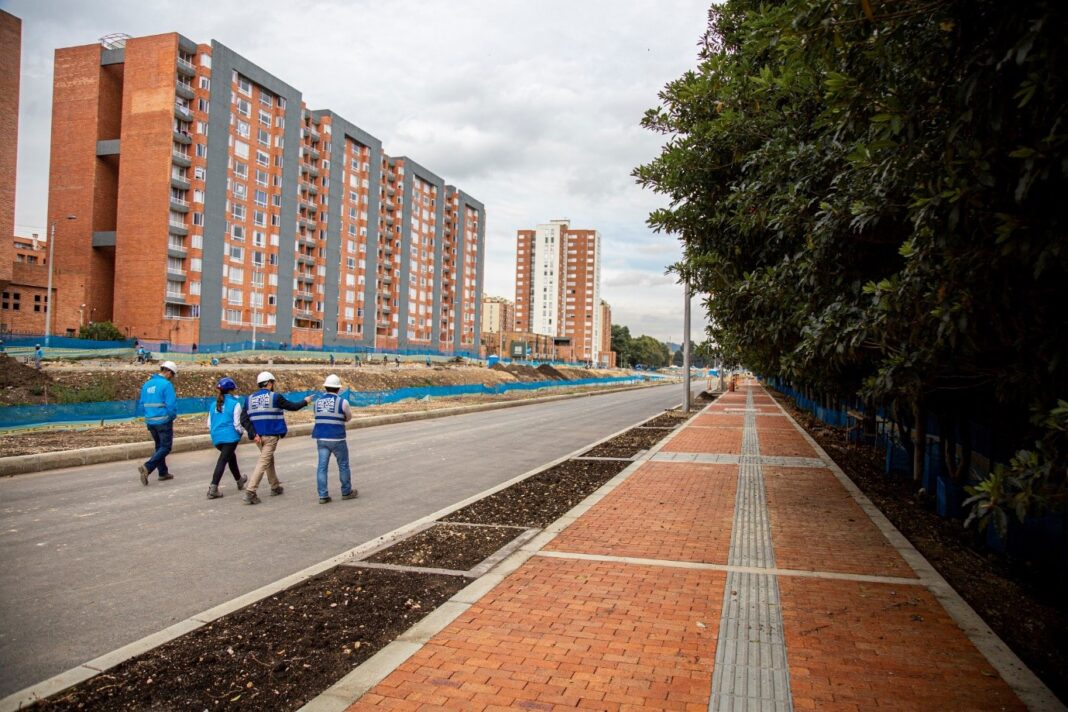 Ampliación de la Avenida Sirena por la calle 153. En la fotografía se pueden observar los contratistas monitoreando la obra. Foto vía Alcaldía Mayor de Bogotá.
