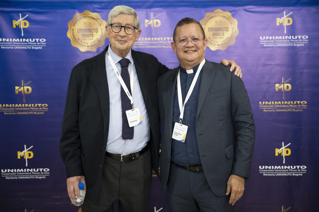 Rafael Puyol y el padre Harold Castilla, rectores de La UNIR y UNIMINUTO respectivamente. Foto de UNIMINUTO