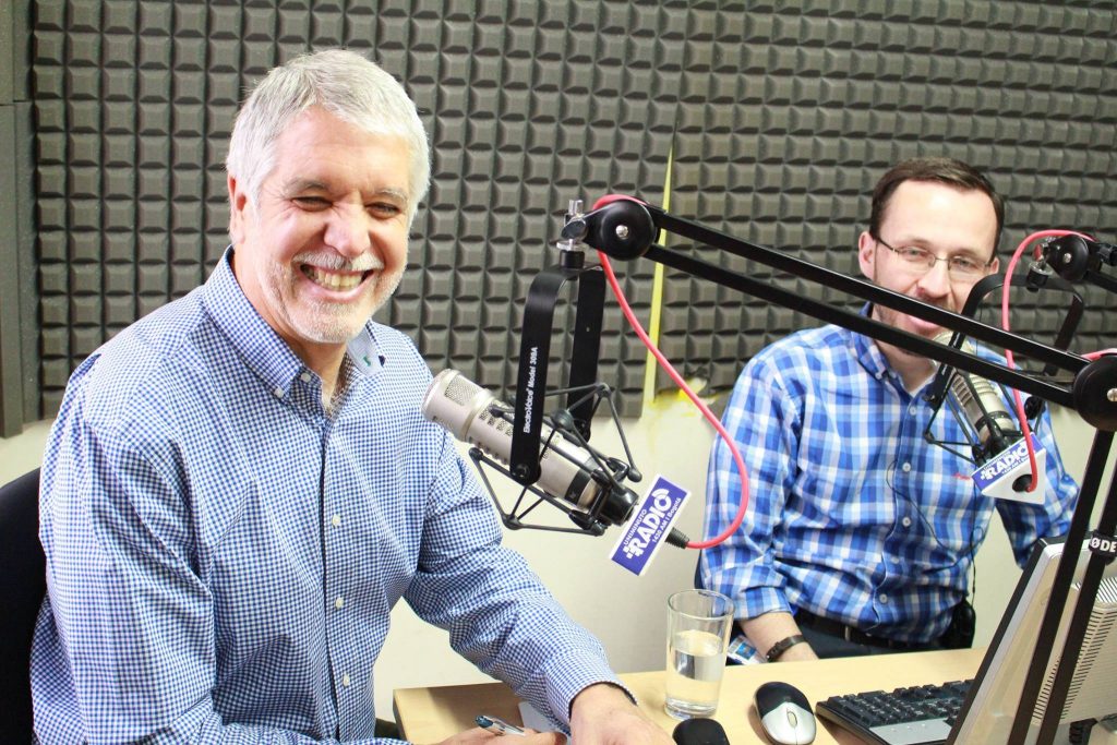 Enrique Peñalosa en la cabina de UNIMINUTO Radio, año 2015