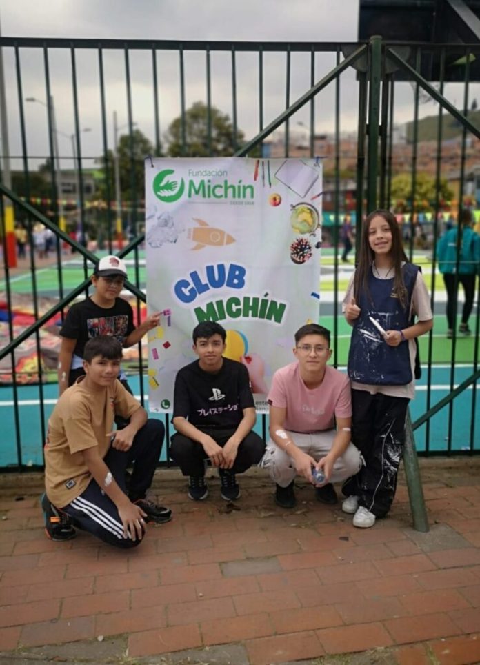 adolescentes-club-comunitario-e1745350912722-739x1024